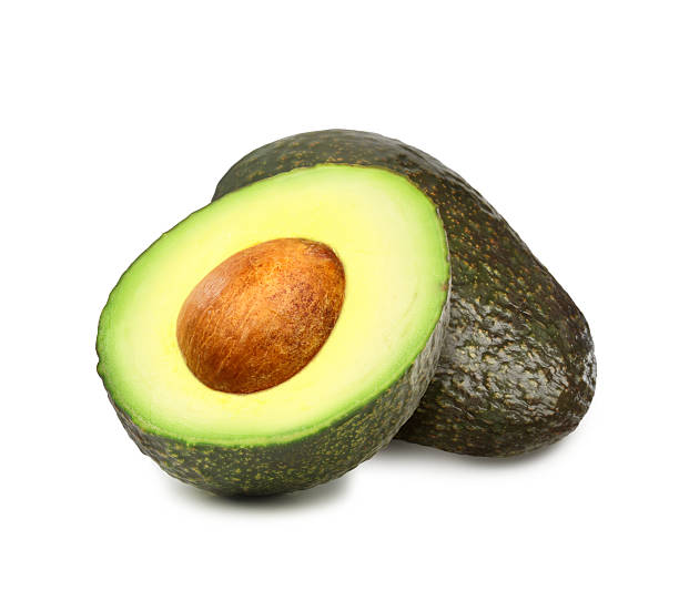 Hele en doorgesneden verse avocado met pit op een witte achtergrond.