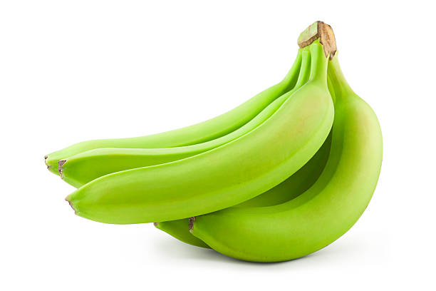 Kam groene bananen op een witte achtergrond.